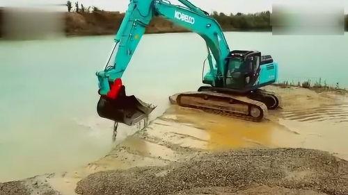 挖掘机挖沙视频,沙场激战一幕再现