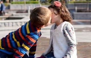 小孩亲嘴图片图片大全,儿童亲嘴图片集锦