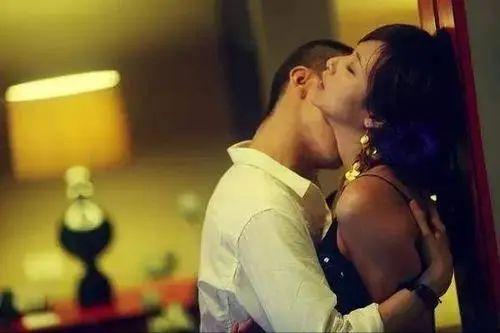 脱衣床戏脱戏吻胸,脱衣床戏中的深情吻胸瞬间