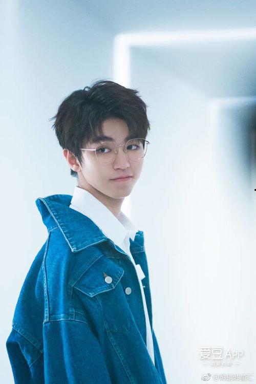 王俊凯耍帅图片大全