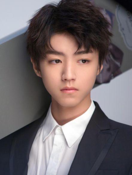 王俊凯耍帅图片大全