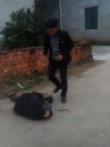 老人打架视频,一幕老人街头打架的瞬间回顾